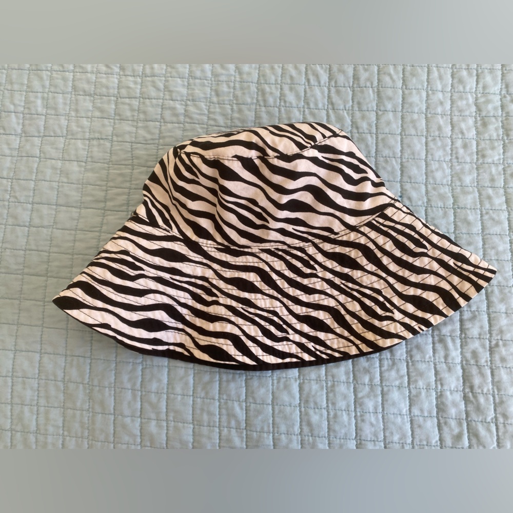 Reversible bucket hat